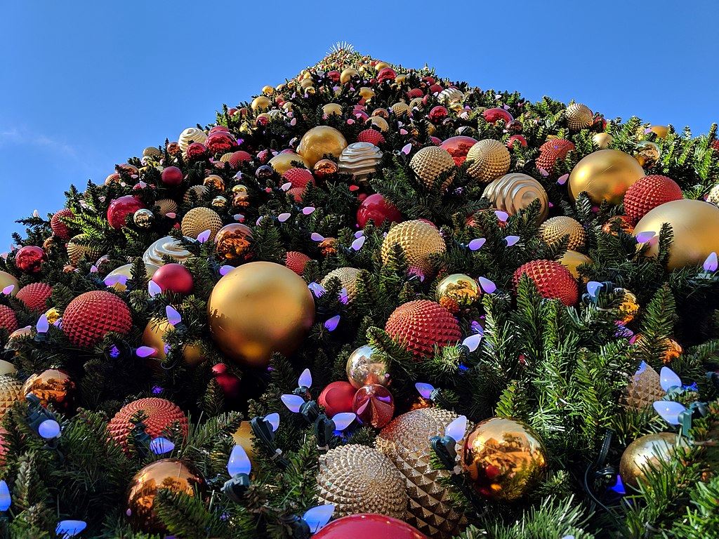 1024px-Looking_up_at_a_large_Christmas_tree