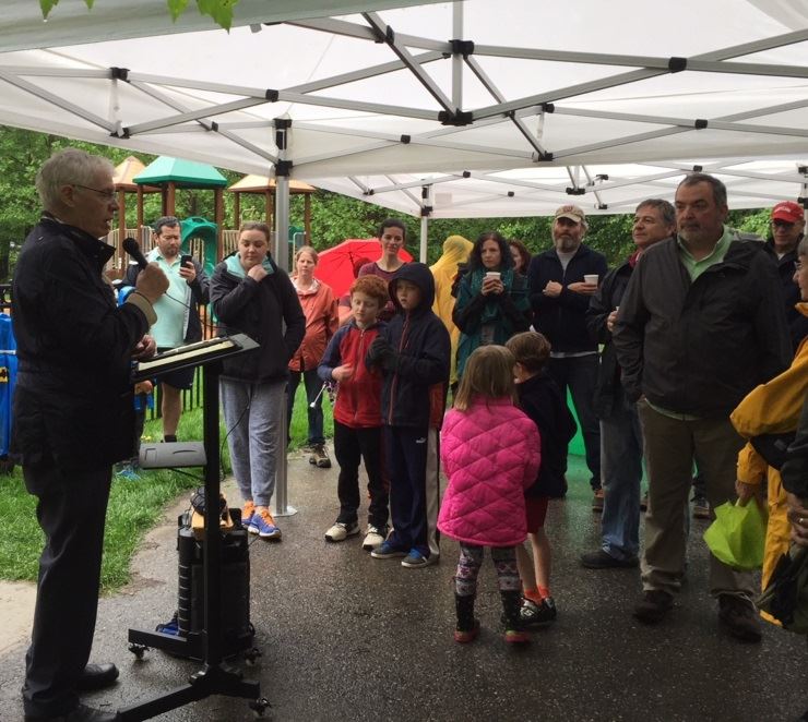 Mayor speaks to crowd